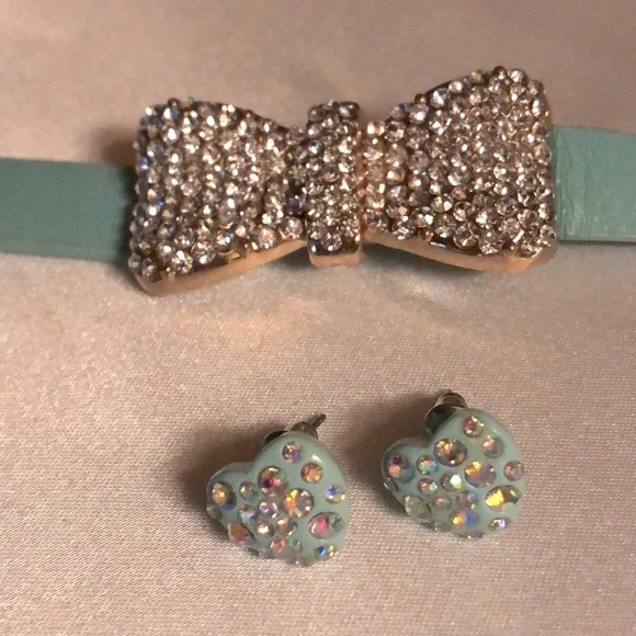 Faux leather and goldtone/rhinestone bow bracelet. Watchband closure & earrings - Picture 5 of 5